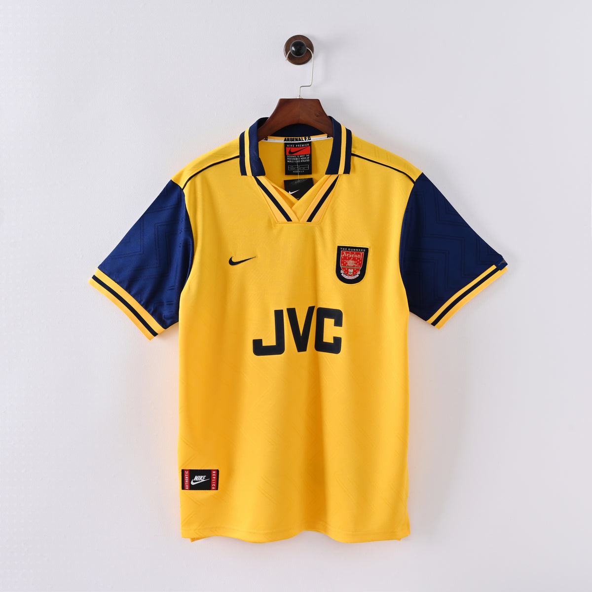Arsenal Away 96-97 — image 1